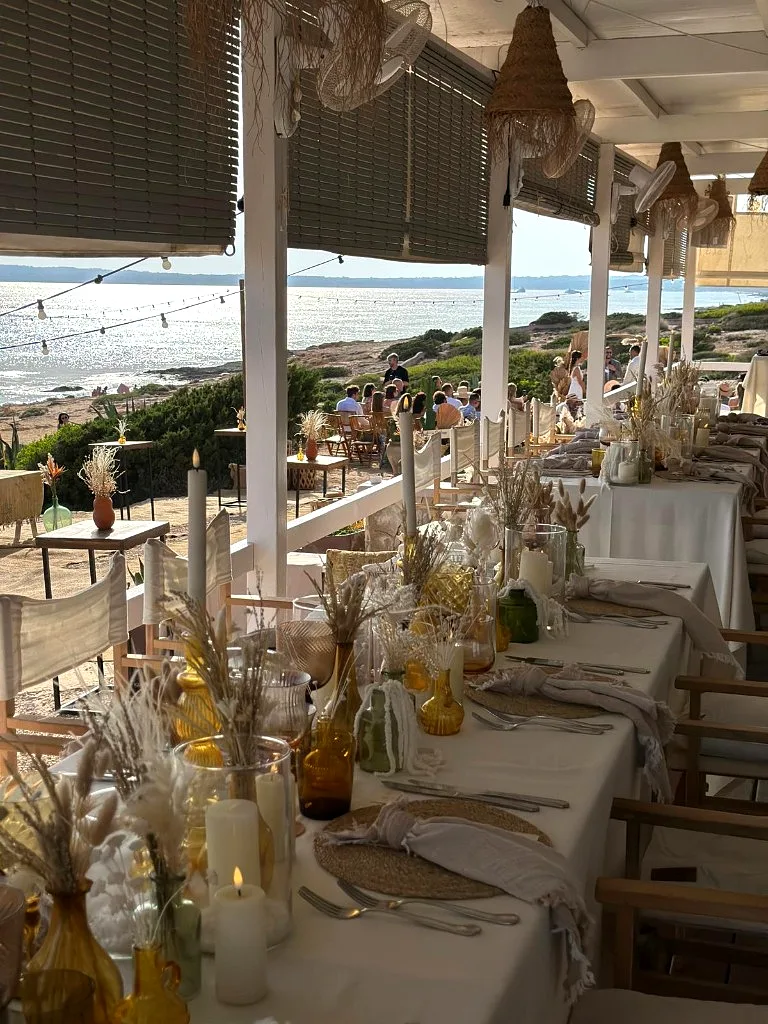 Pergola dining with dried grass and candlelight